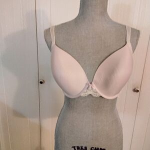 Beautiful VICTORIA'S SECRET Pale Pink bra, Size 36DD
